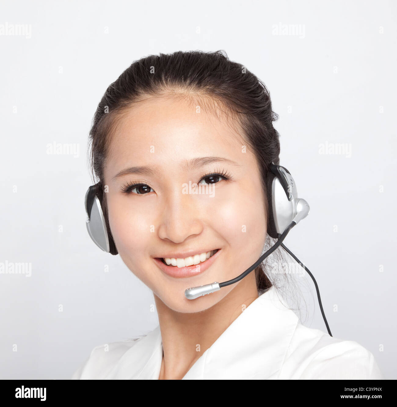 Retrato de bella asiática Representante de atención al cliente con auriculares Foto de stock