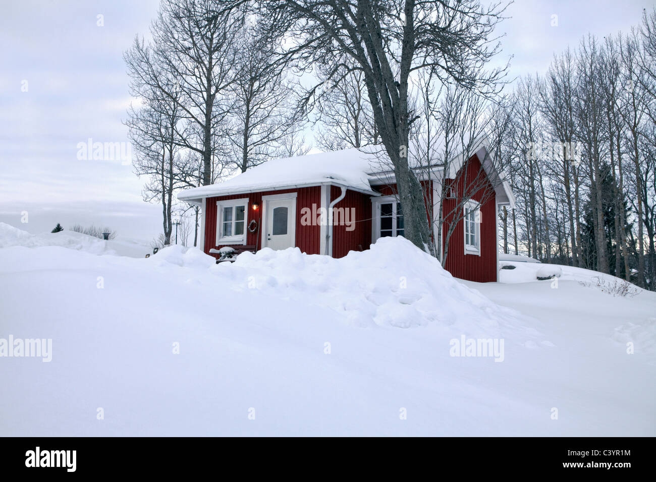 Nevó en rojo cottage Foto de stock