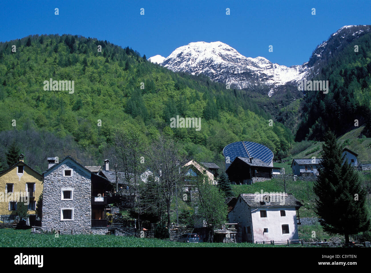 House, la casa, la arquitectura, Mario Botta, Mogno, aldea, la madera, el bosque, Suiza, Ticino, Foto de stock