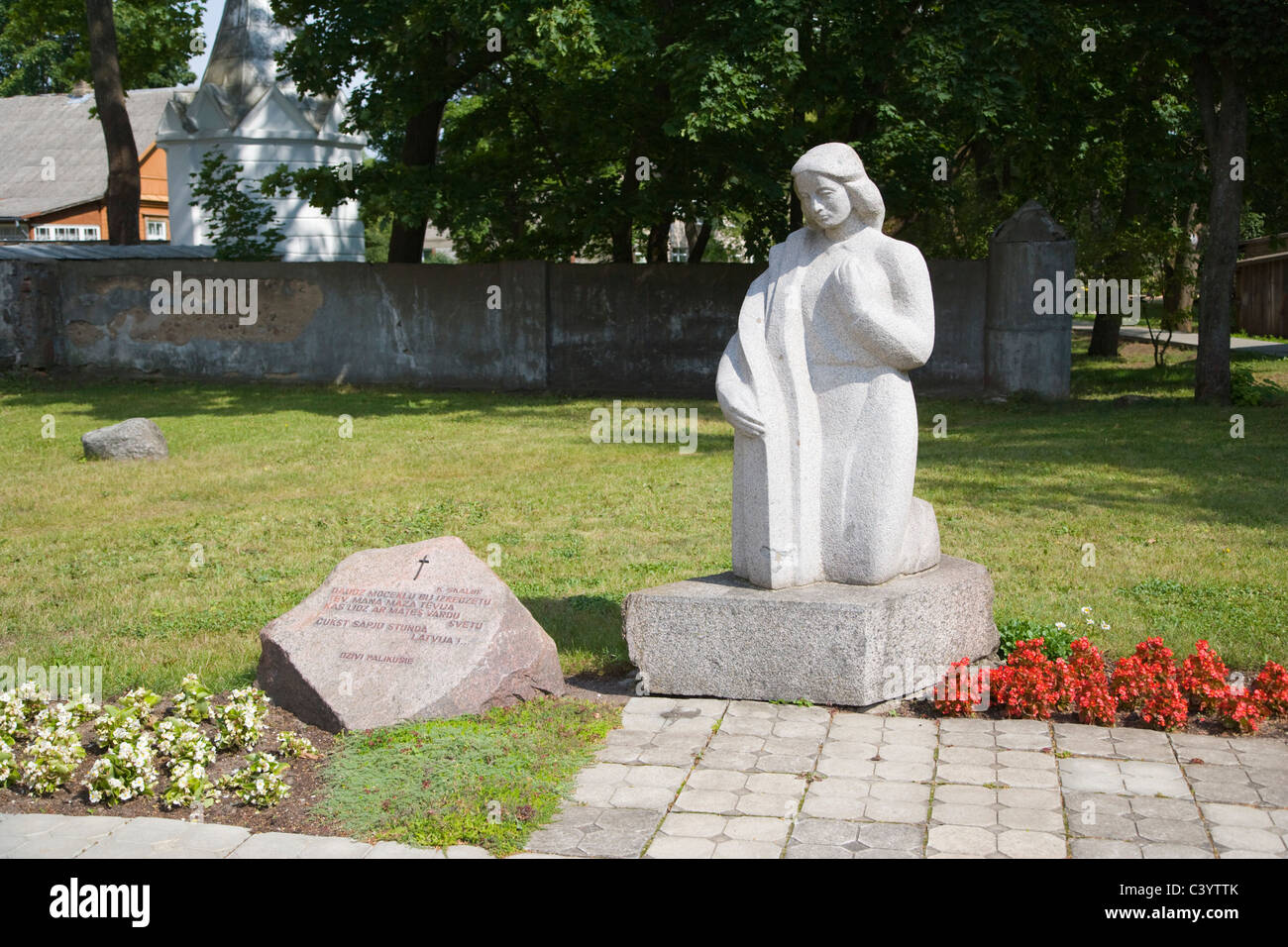 El monumento en conmemoración de los refugiados políticos frente a Preili Iglesia Católica Romana. Preili. Latgalia. Letonia. Foto de stock