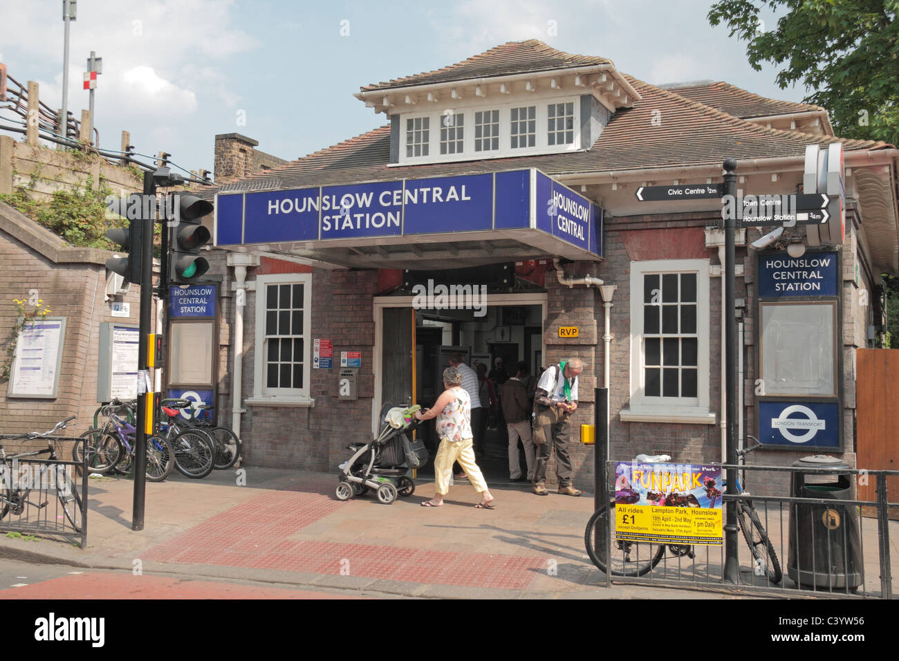 La entrada de la estación de metro Hounslow Central (Metro de Londres), Londres, Inglaterra. De abril de 2011 Foto de stock