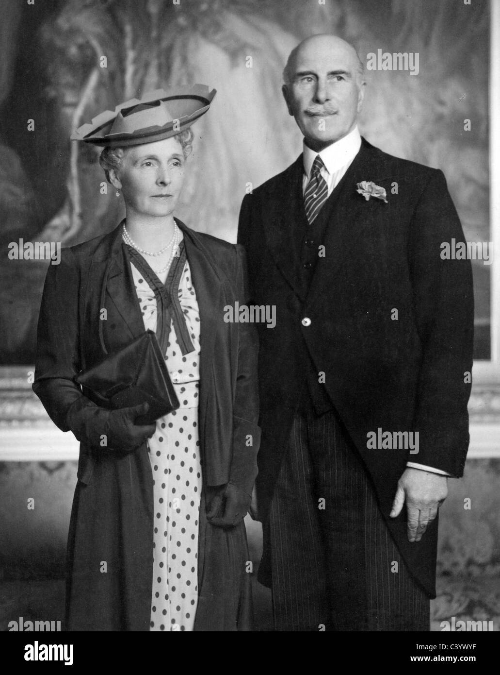 ALEXANDER CAMBRIDGE, Ist CONDE DE ATHLONE (1874-1957) junto a su esposa, la Princesa Alicia como Gobernador General de Canadá en 1940 Foto de stock