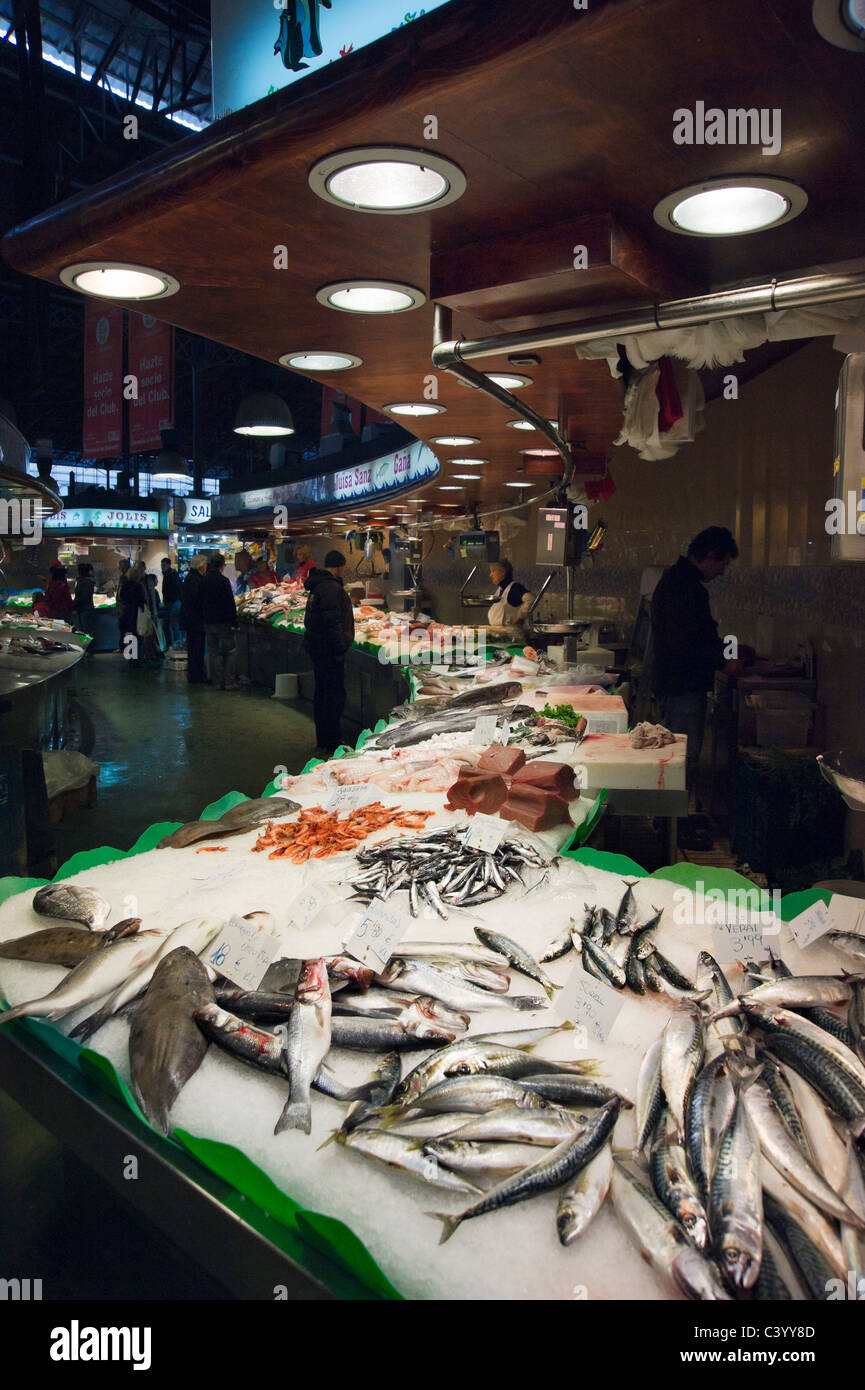 Descarga de pescado fresco en el mercado público de la Boqueria, La Rambla (Las Ramblas), Barcelona, Cataluña, España Foto de stock