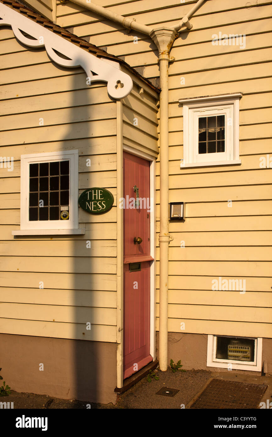 Una casa con exterior encalado y una puerta de madera, desagüe y vierteaguas  Fotografía de stock - Alamy