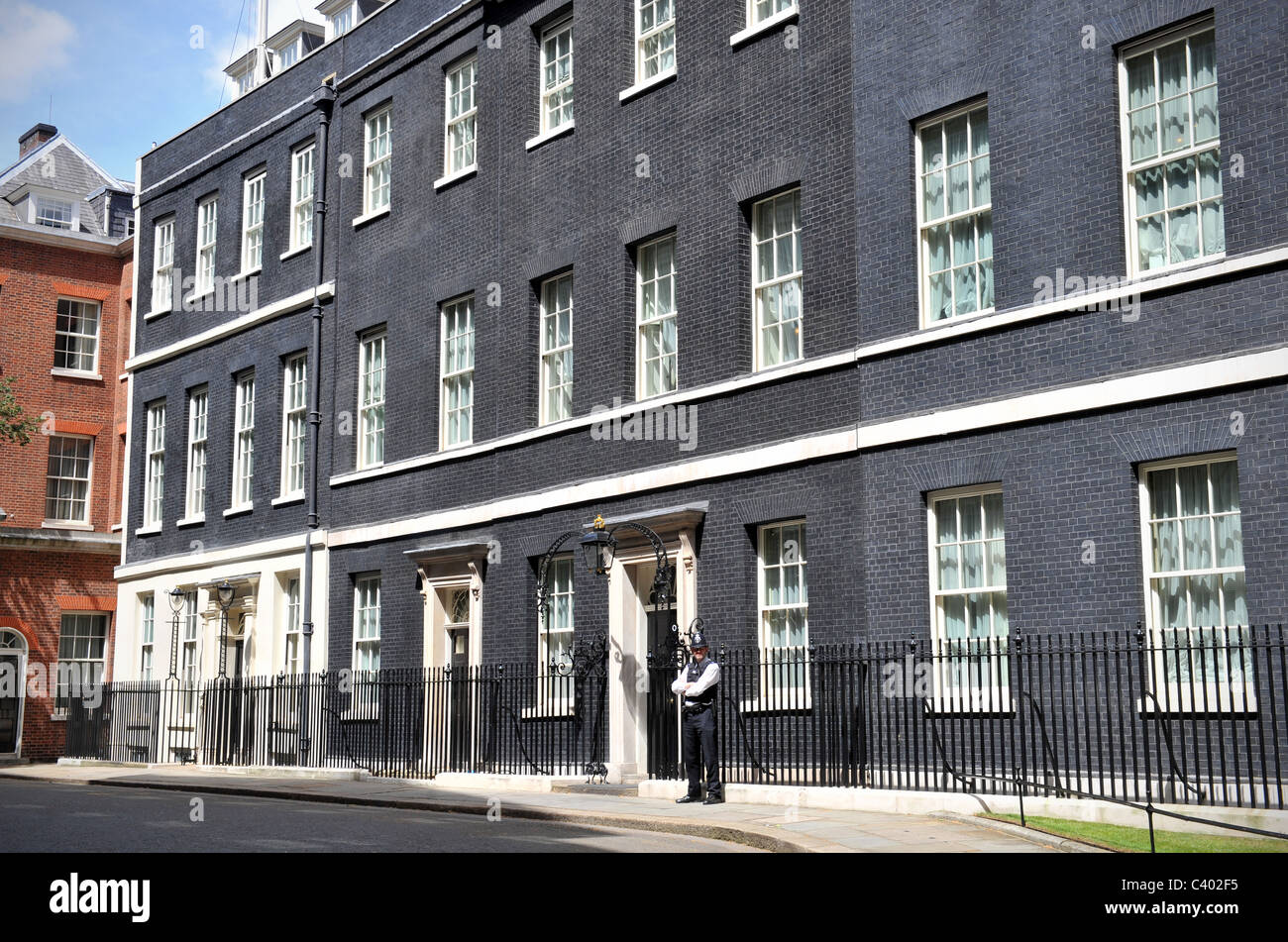 El número 10 de Downing Street en Londres, la residencia oficial del Primer Ministro de Inglaterra. Foto de stock