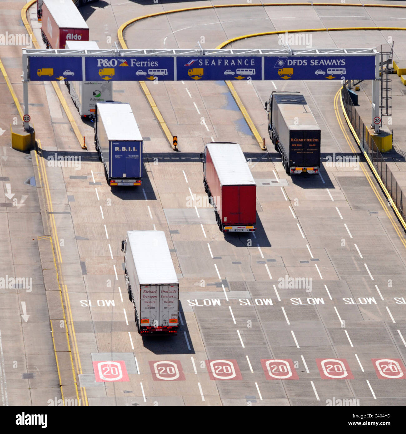 La terminal de ferry de Dover que muestra el sistema de gestión de tráfico  en las rutas de control del vehículo y señales Fotografía de stock - Alamy