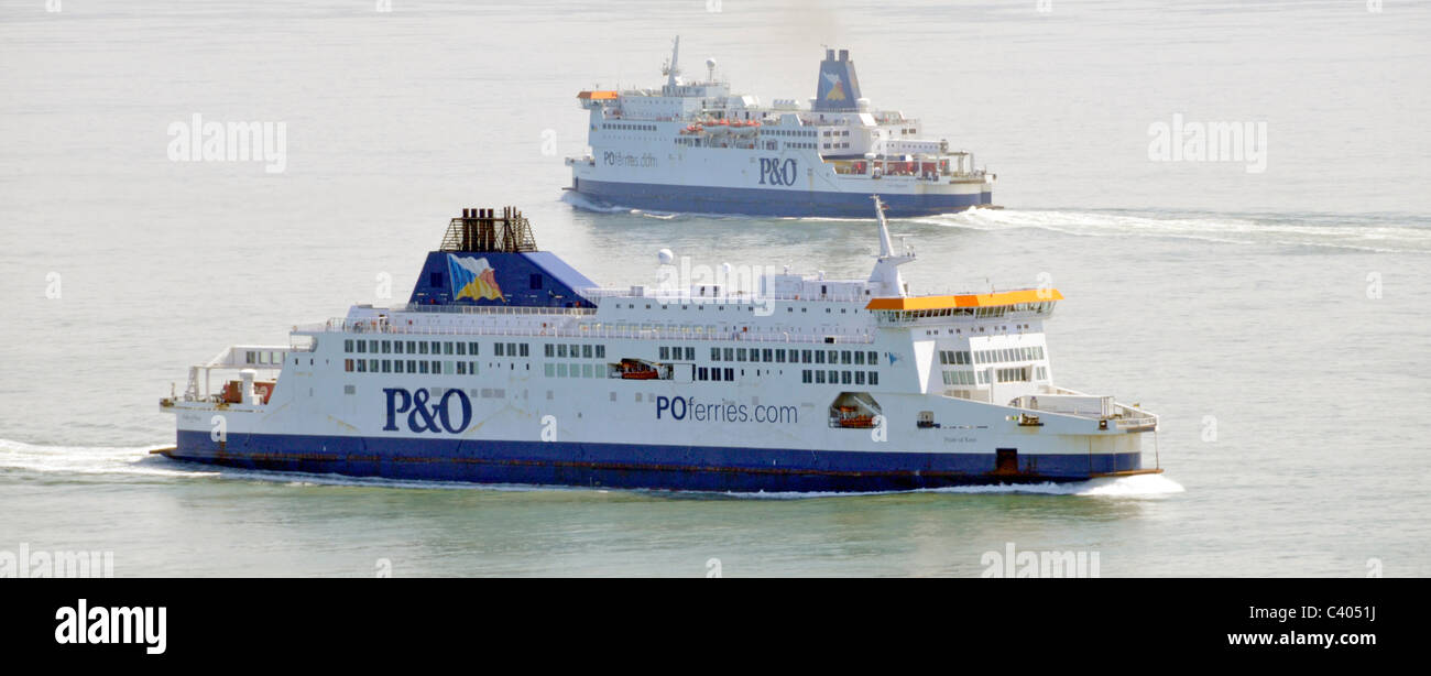P&O Ferries en el Estrecho de Dover, uno que sale del puerto de Dover y otro que llega desde Europa continental a Kent, Inglaterra, Reino Unido Foto de stock