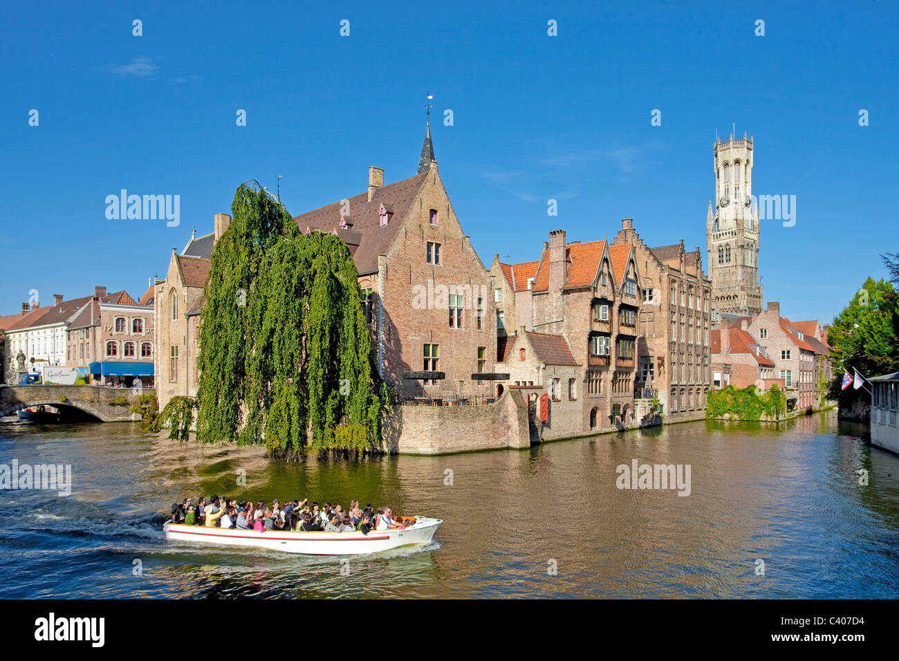 Bélgica, Europa, Brujas, Rozenhoedkai, Campanario, canal, canal, barco, turístico Foto de stock