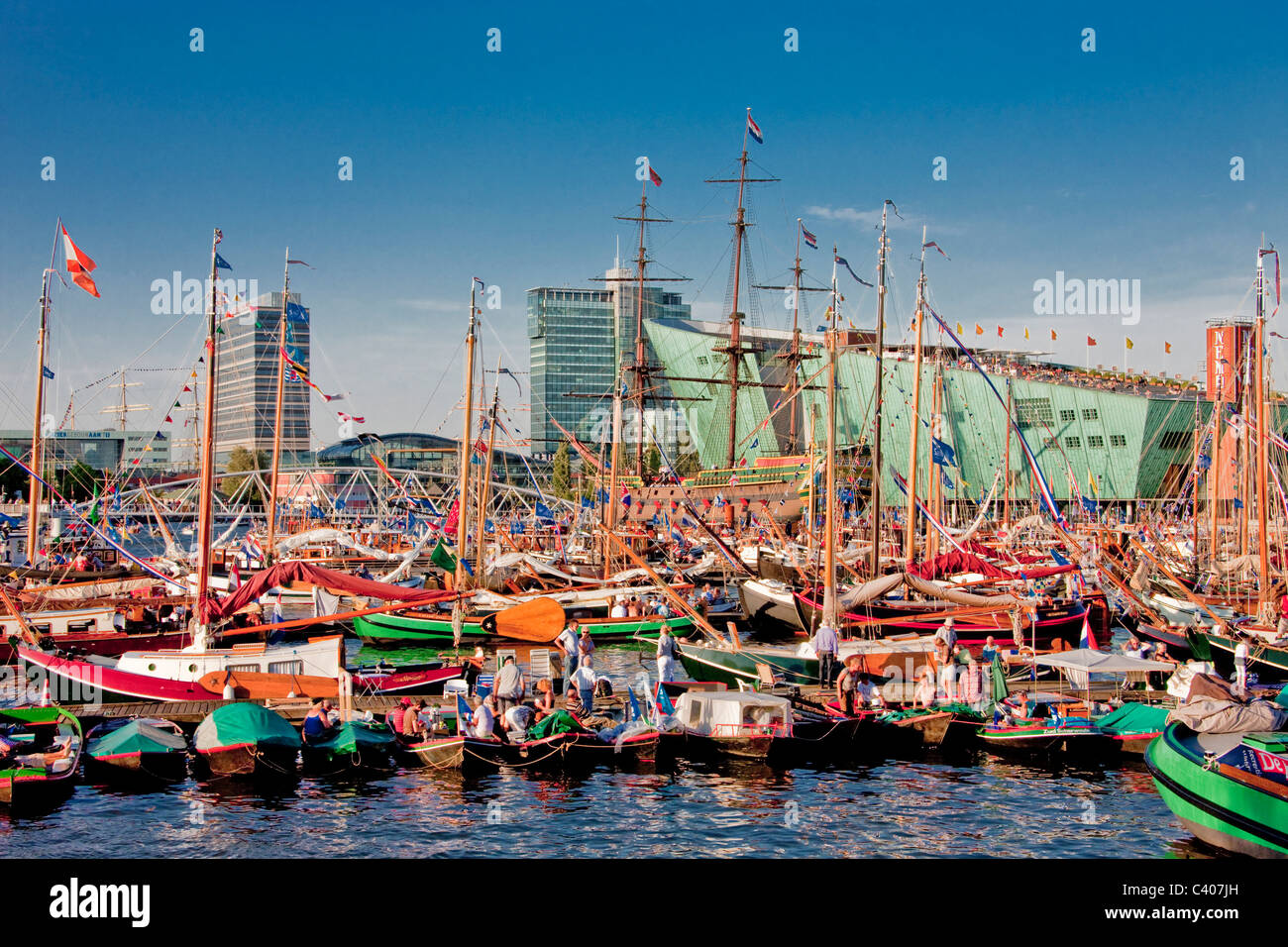 Holanda, Países Bajos, Europa, Amsterdam, Amsterdam, el museo, el puerto, el puerto, los barcos, los turistas Foto de stock