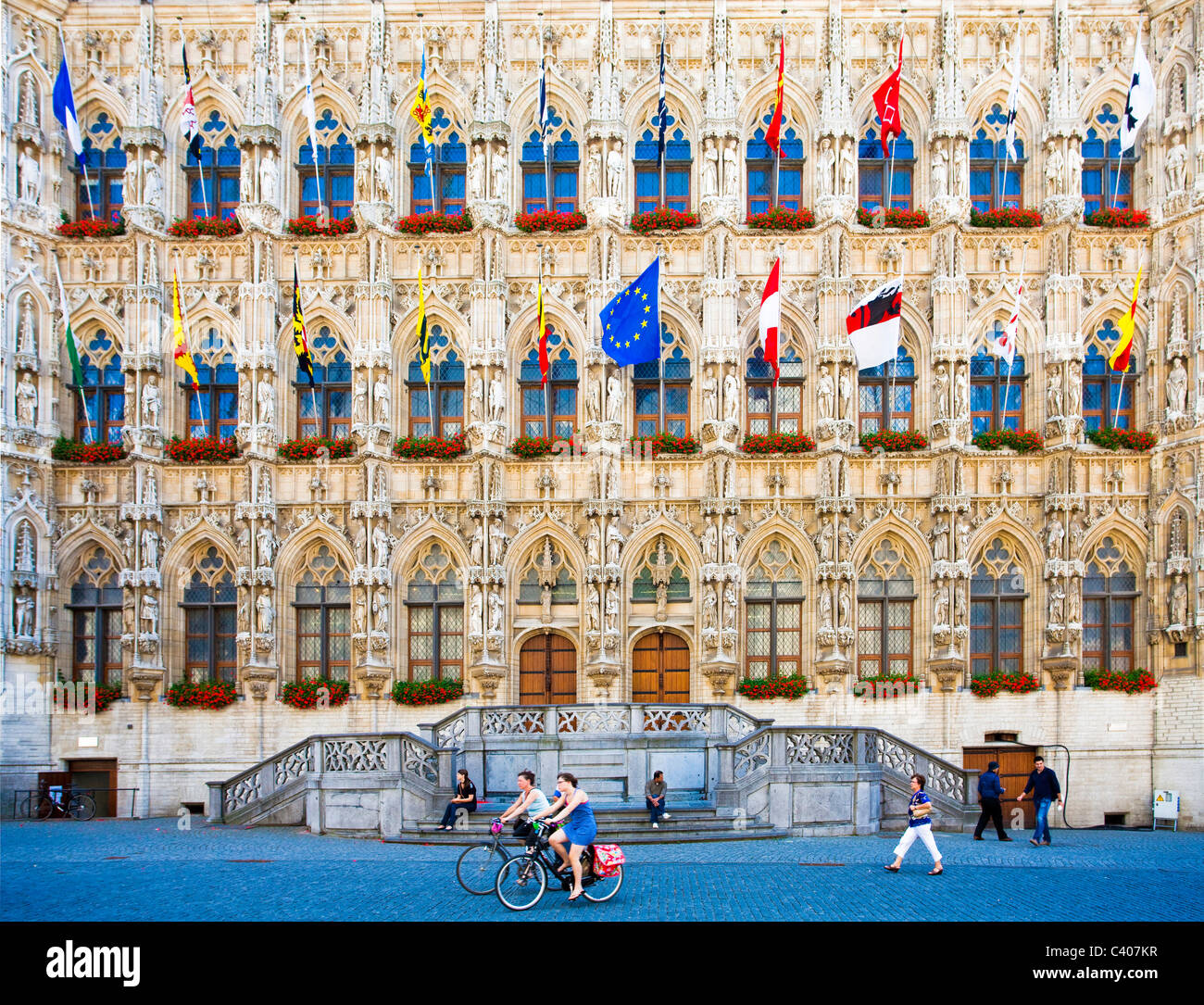 Bélgica, Europa, Lovaina, el ayuntamiento, de fachada gótica, banderas Foto de stock