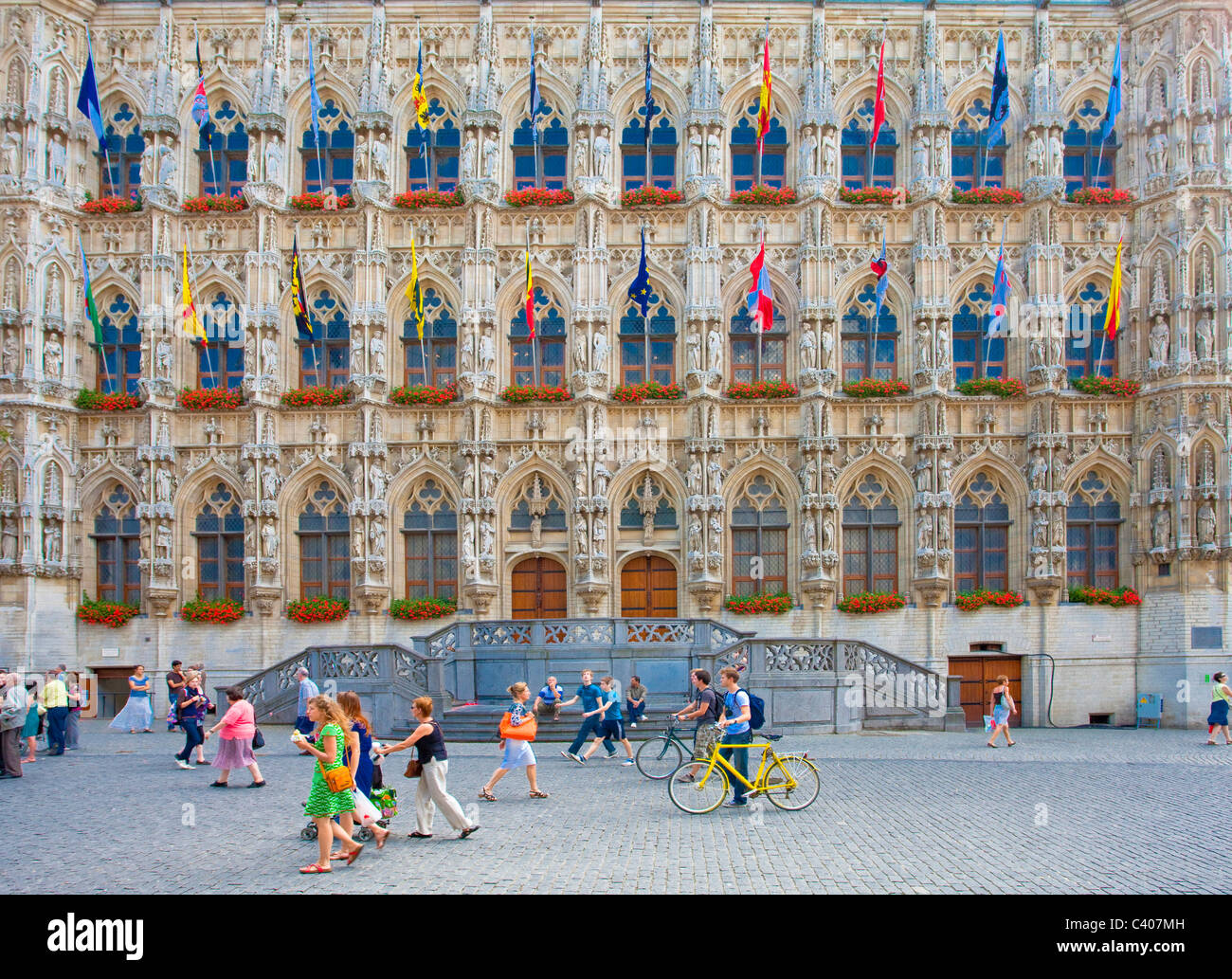 Bélgica, Europa, Lovaina, el ayuntamiento, de fachada gótica, banderas Foto de stock