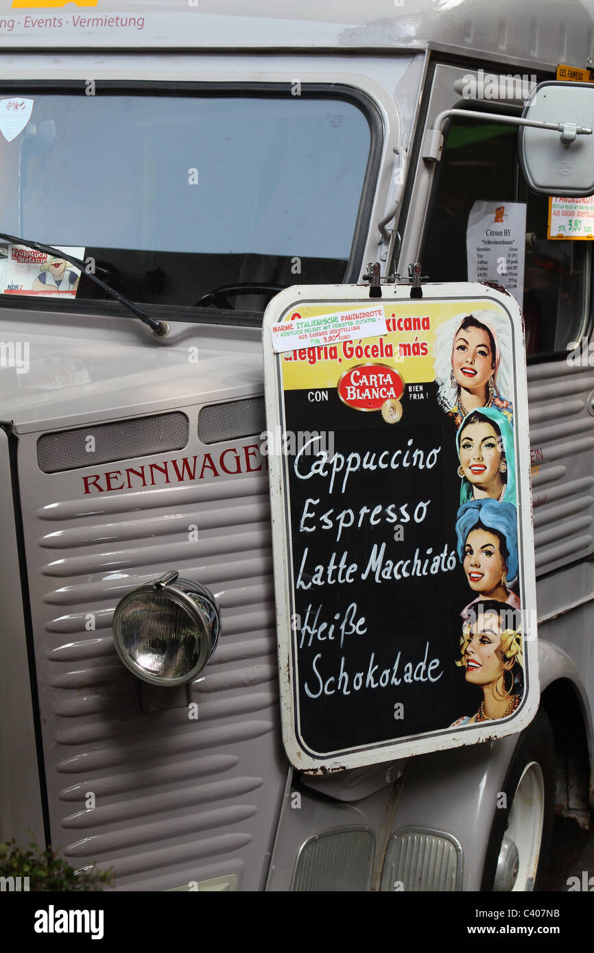 Se sirve café de una furgoneta Citroën H Foto de stock