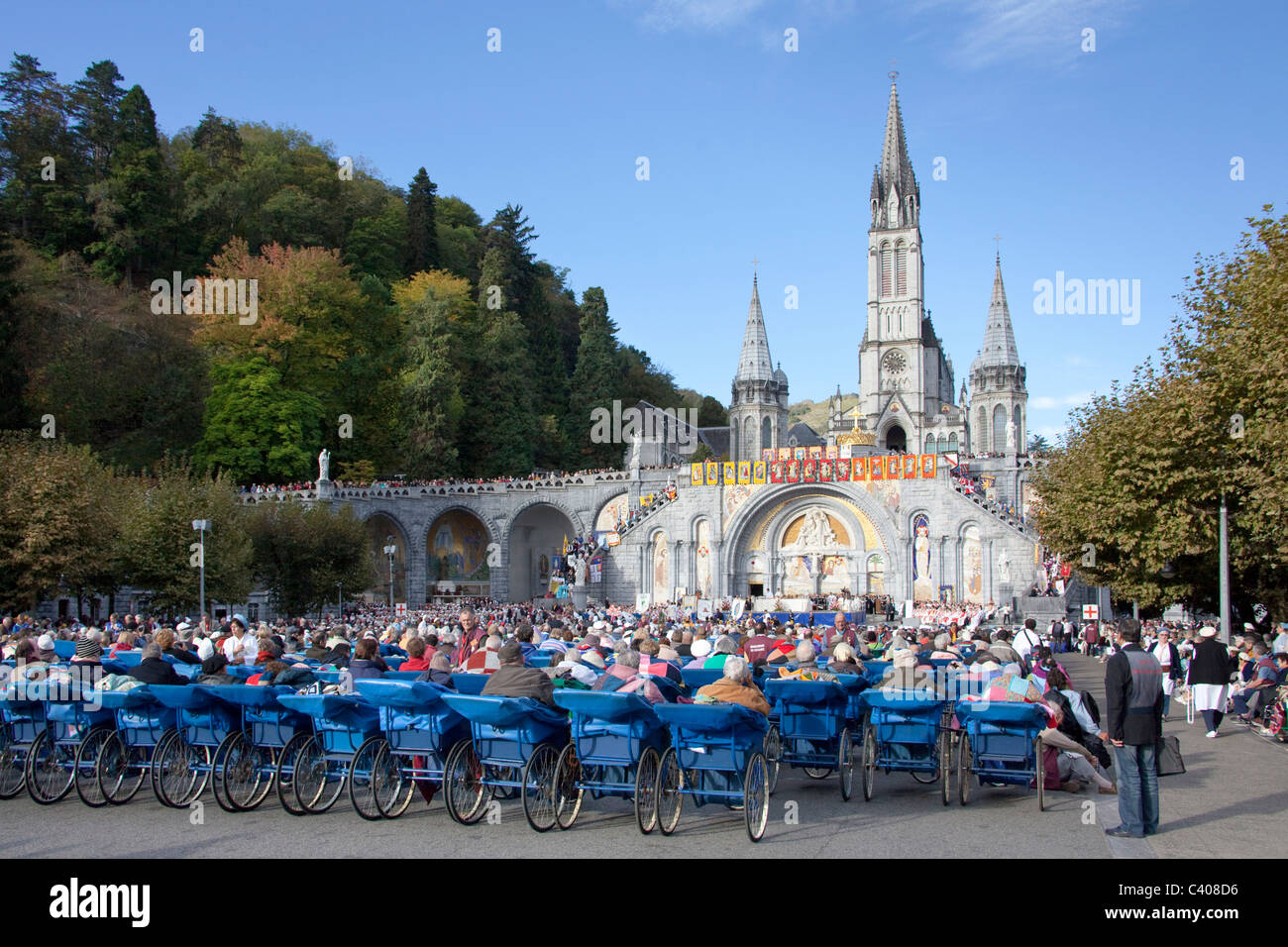 Francia, Europa, Lourdes, Pirineos, lugar de peregrinación, la esperanza, el milagro, minusválidos, obstaculiza, creyentes, acreedores, religión Foto de stock