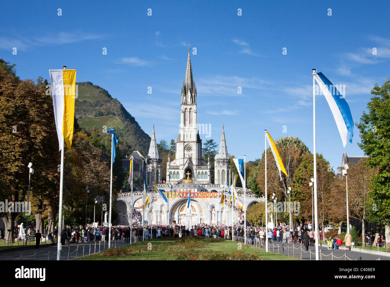 Francia, Europa, Lourdes, Pirineos, lugar de peregrinación, la esperanza, el milagro, la iglesia, los creyentes, los acreedores, religión Foto de stock