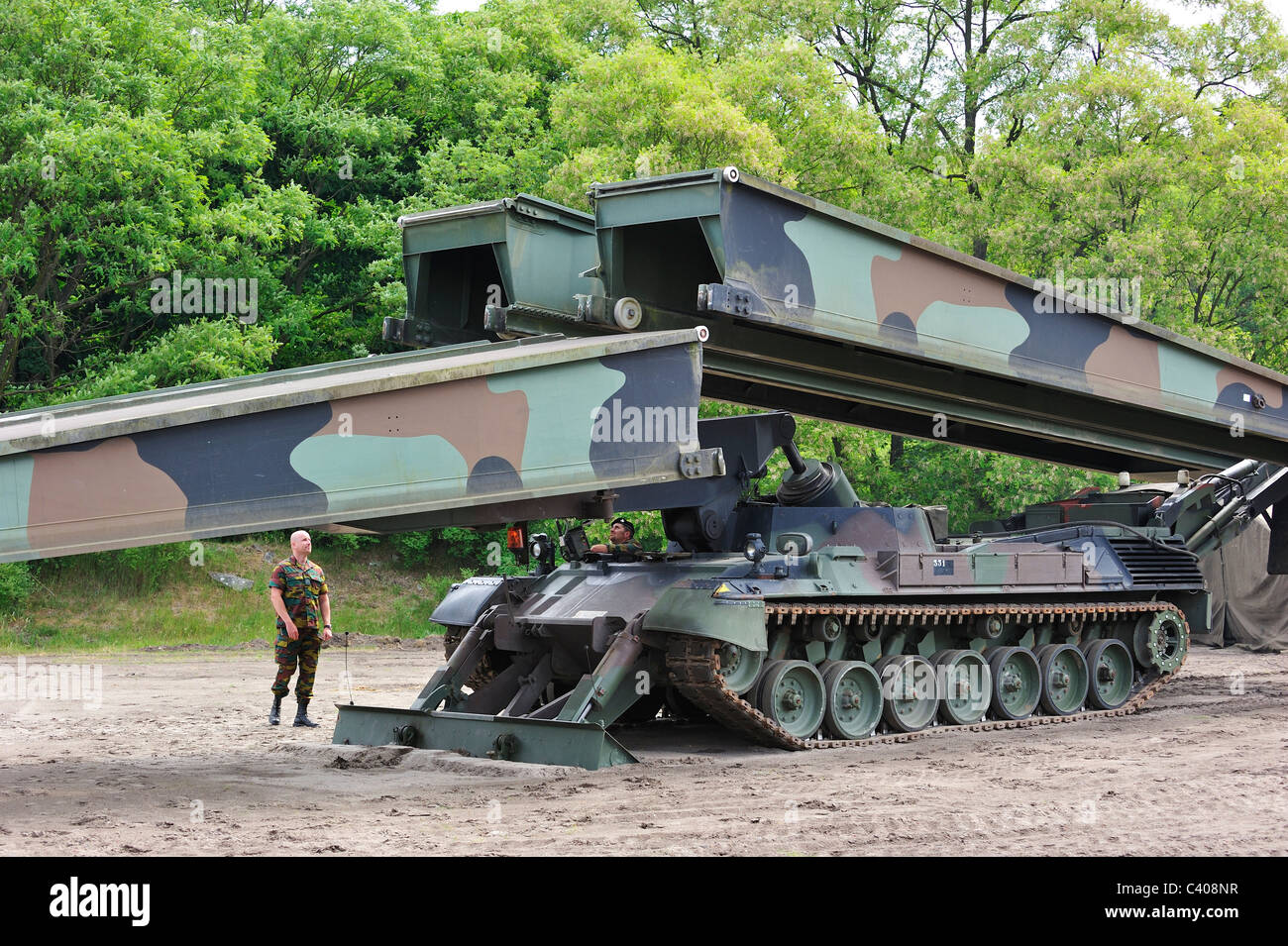 Iguana puente soporte montado sobre depósito leopardo I, ingeniero de combate vehículo del ejército belga, Bélgica Foto de stock