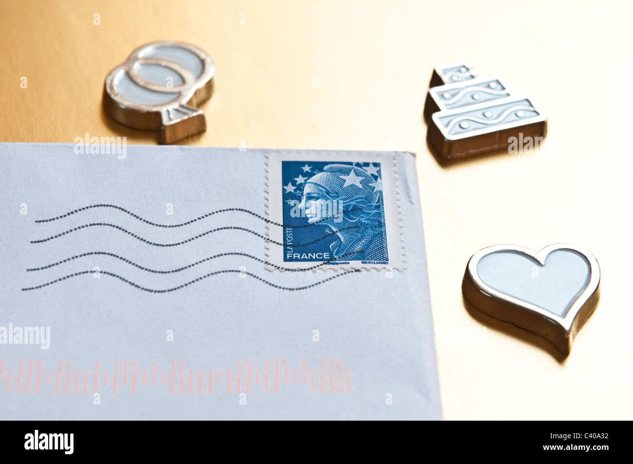 Carta con sello francés rodeado con símbolos de boda Foto de stock