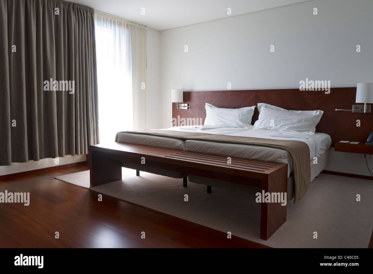 Habitación de hotel con diseño moderno Foto de stock