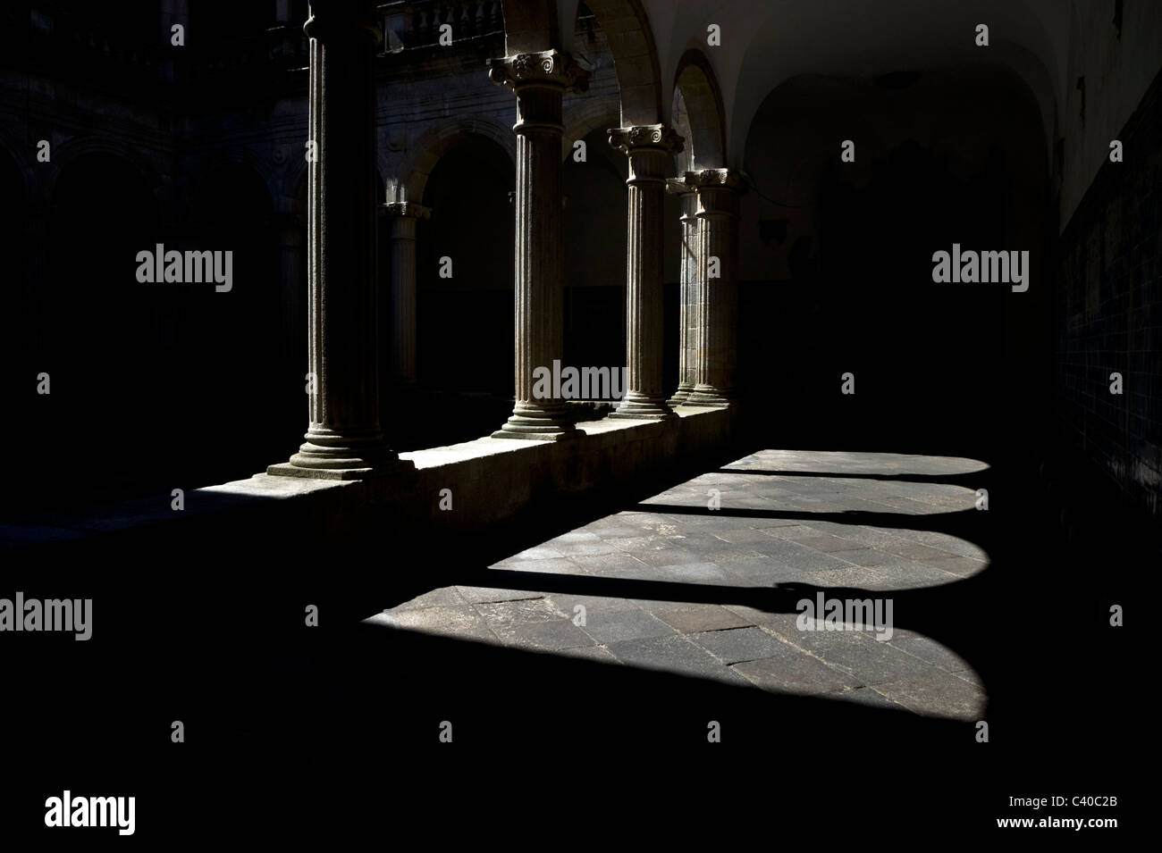 El claustro, con columnas jónicas en el claustro de la catedral de Viseu Viseu, centro Portugal Foto de stock