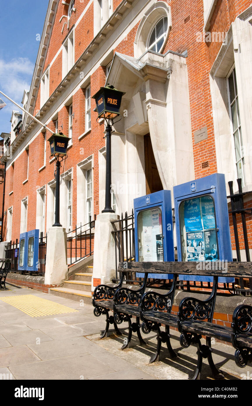 Londres , Hampstead Village , Haverstock Hill, la estación de la Policía Metropolitana con las tradicionales luces azules , de la banqueta y tablones de anuncios Foto de stock