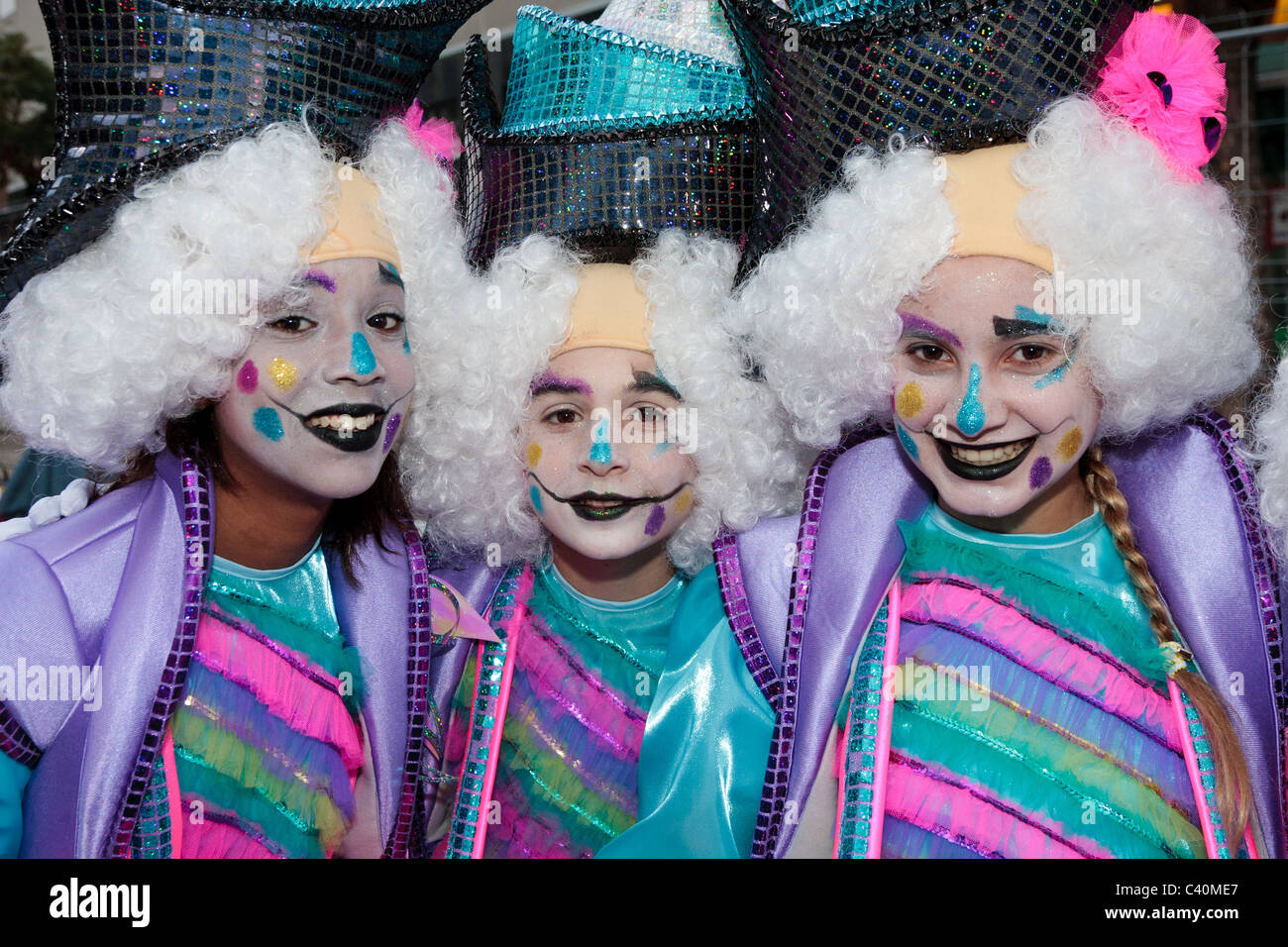 Carnaval juerguistas en Disfraz de payaso en el Carnaval de Santa Cruz de  Tenerife, Islas Canarias, España Fotografía de stock - Alamy