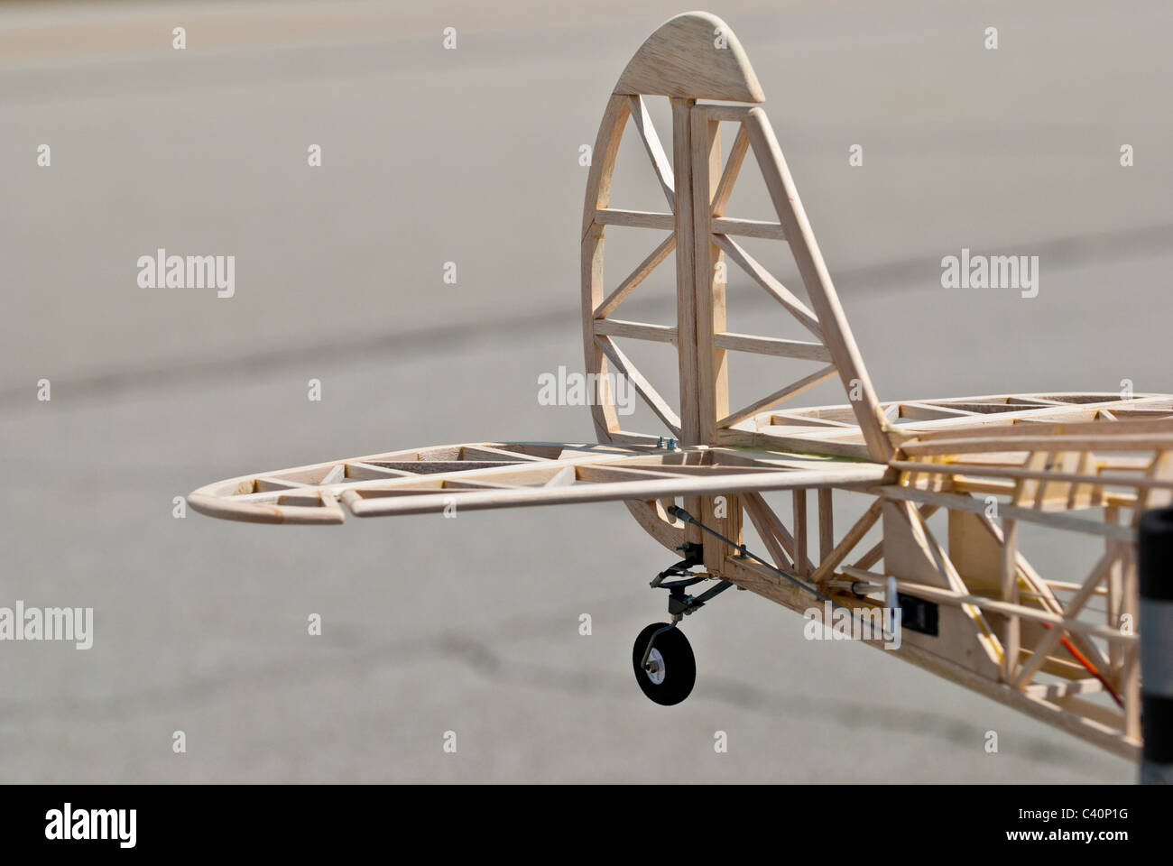 Modelo de estructura de cola del avión. Construcción en madera de balsa. Foto de stock