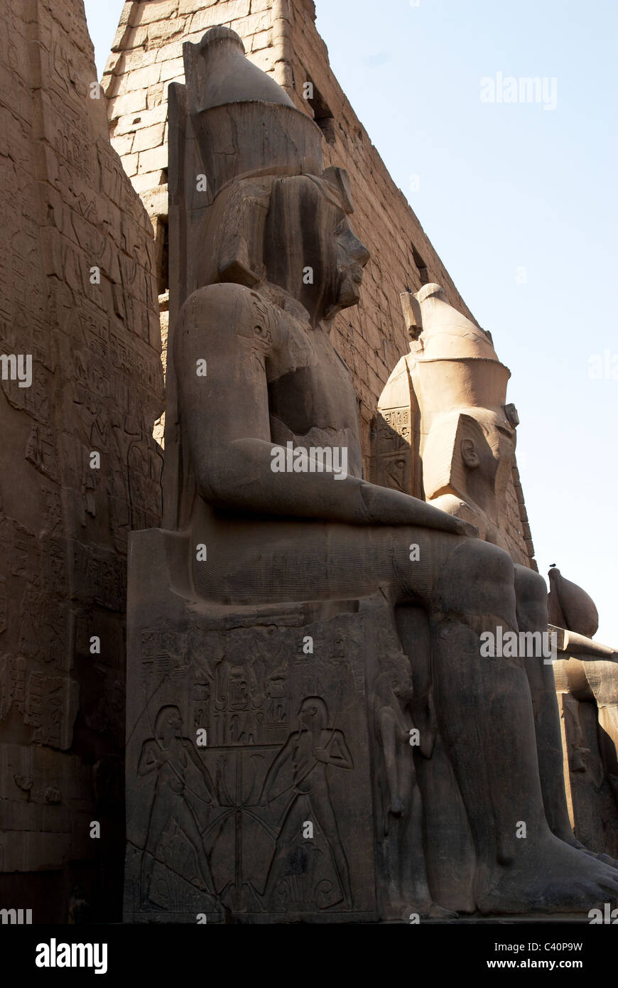 Estatuas de faraón en el Templo de Luxor. Foto de stock
