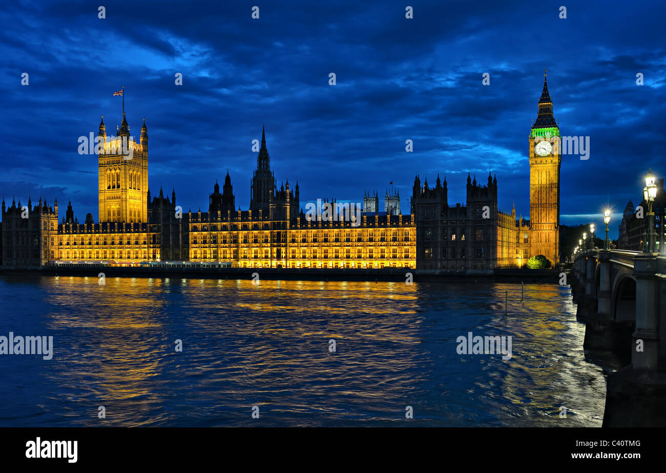 Palacio de Westminster y el Río Támesis, Londres, Inglaterra, Reino Unido, Europa, por la noche. Foto de stock