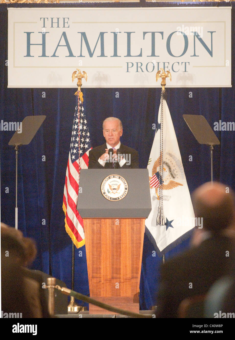 El vicepresidente Joe Biden, habla en la Hamilton project 2010 Evento de puesta en marcha. Foto de stock