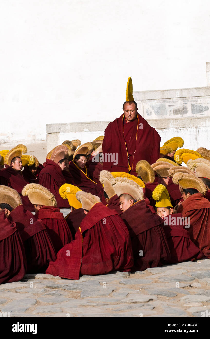 Monjes budistas tibetanos durante una ceremonia religiosa en el monasterio de Labrang en Xiahe. Foto de stock