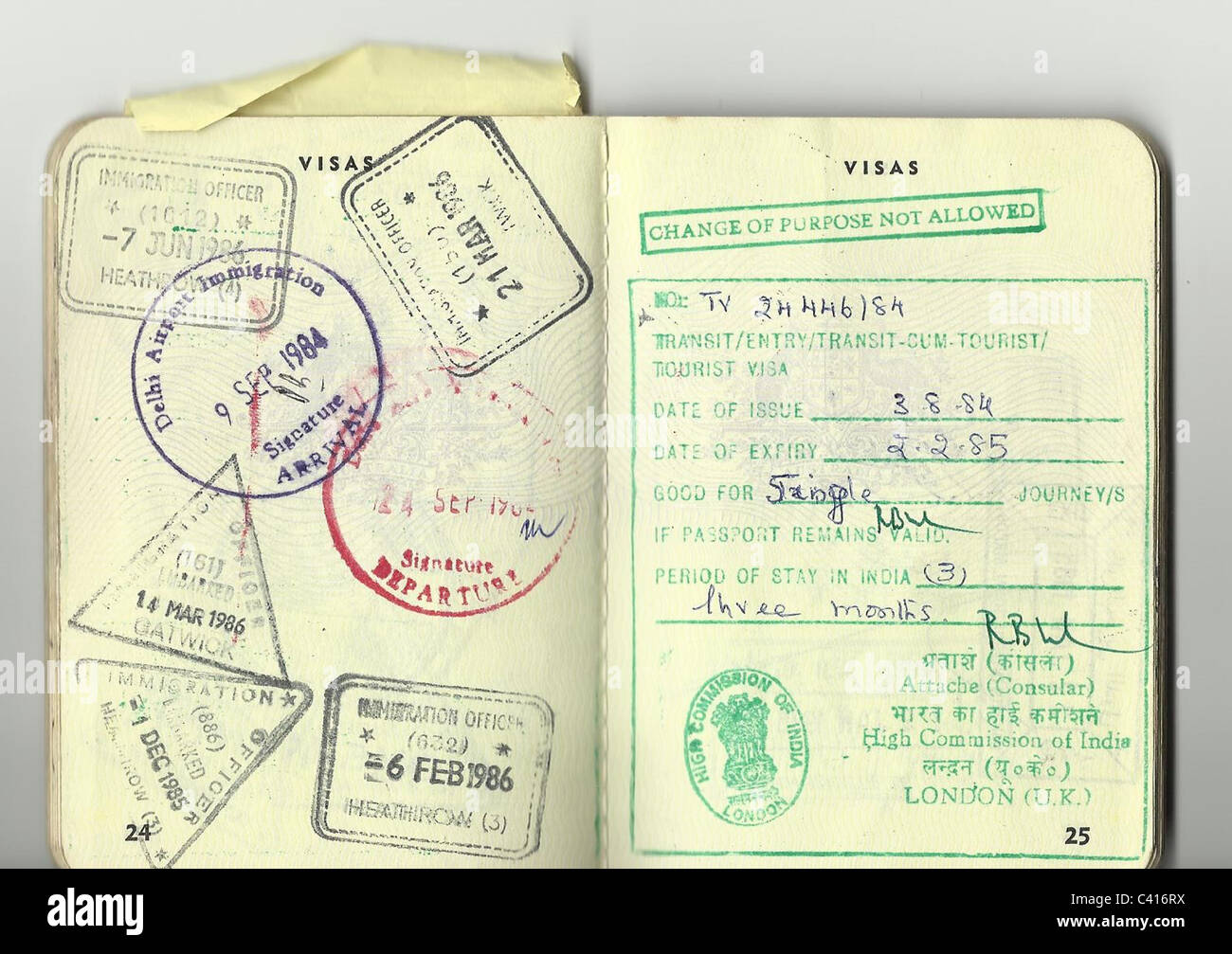 Abra pasaporte con visas y sellos de inmigración Foto de stock