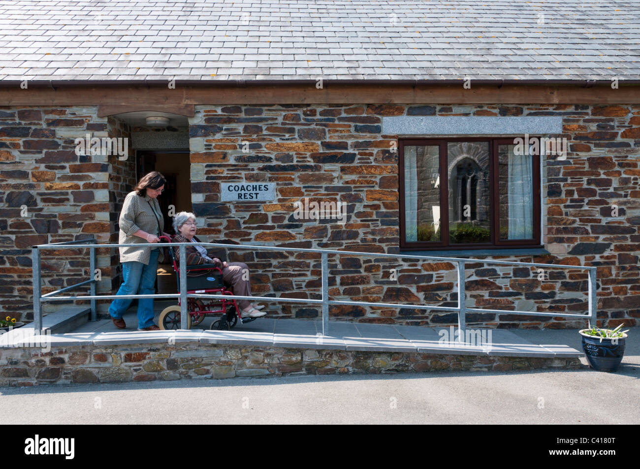 Una rampa de acceso para sillas de ruedas a un self-catering cottage en Cornwall. Foto de stock