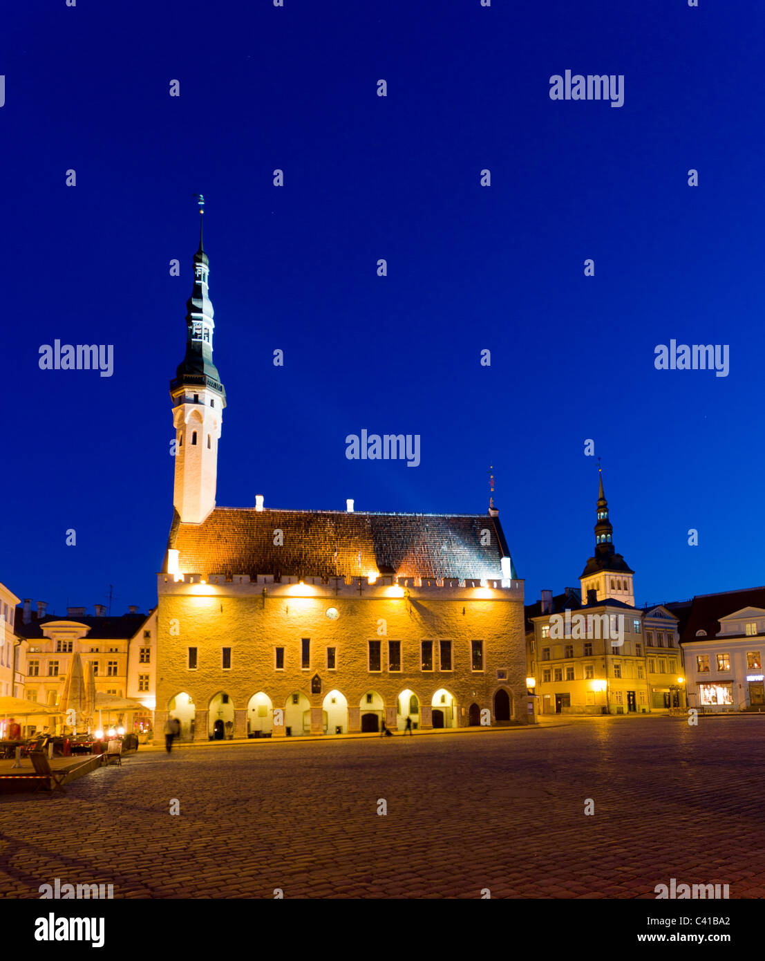 Tallin en Estonia - Ayuntamiento en Raekoja Square en la noche Foto de stock