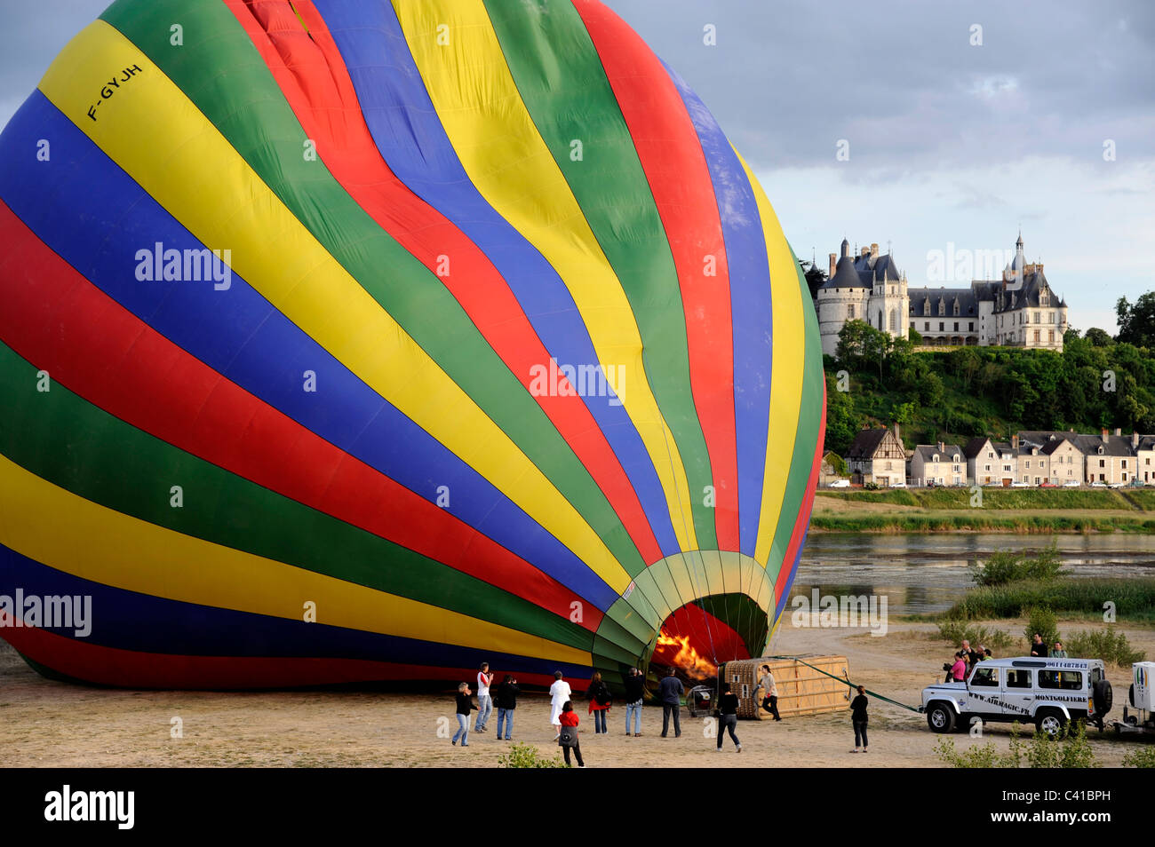 Mongolfiere despegue en Chaumont,castillo de Chaumont-sur-Loire, patrimonio mundial de la UNESCO, el valle del Loira, Loir-et-Cher,Touraine,Francia, Foto de stock