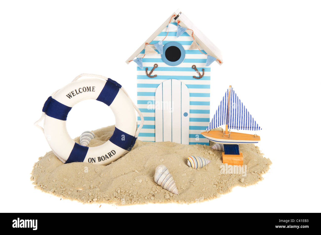 Cabaña de verano en la playa con velero y vida boya Foto de stock