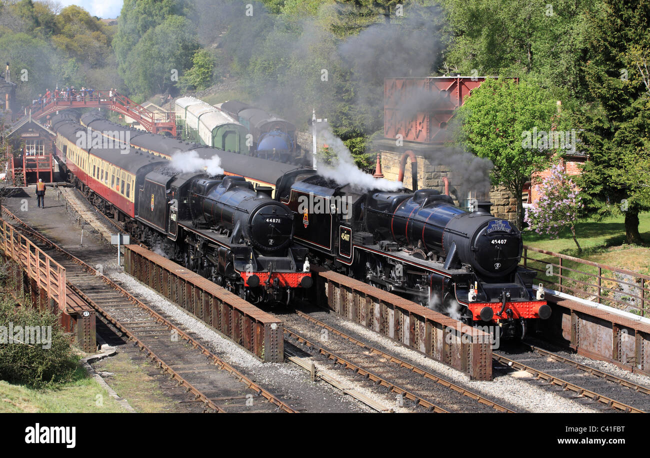 Dos trenes de vapor stand en Goathland station en el North York Moors Railway Inglaterra Foto de stock