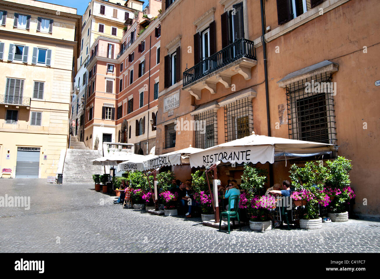 Escena de una calle de Roma Piazza di Spagna - Restaurante italiano Foto de stock