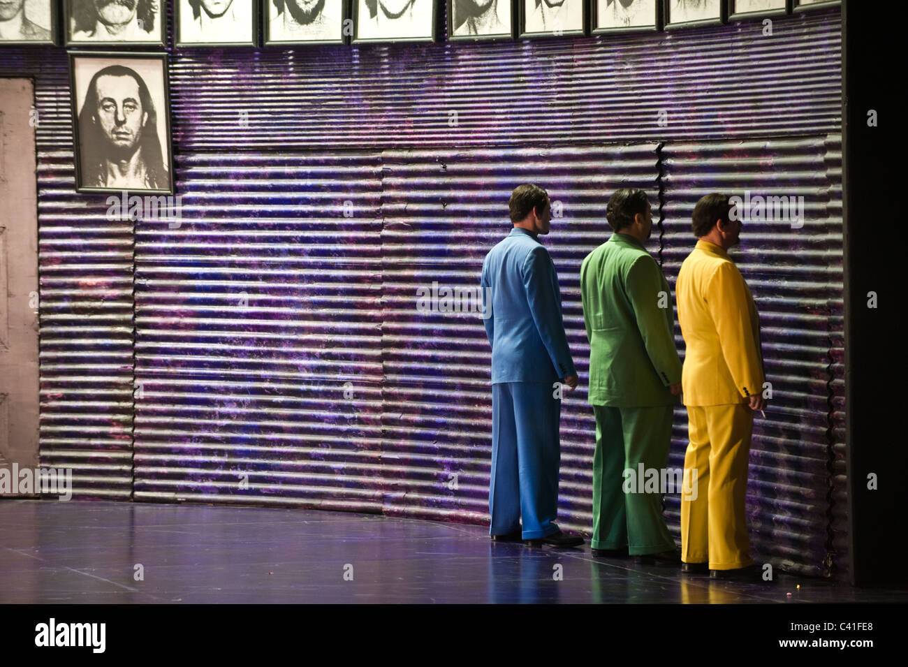 Turandot de Puccini, la Ópera Nacional de Gales Verano 2011 producción Ping Pong Pang & Foto de stock