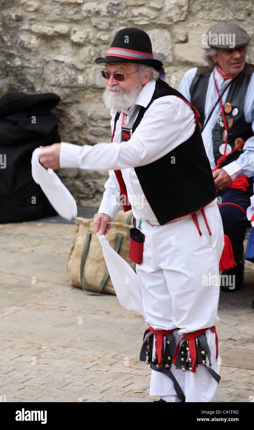 Un macho Morris bailarina realiza en Oxford Folk Festival fuera de la Iglesia Bautista de Nueva Inglaterra Foto de stock