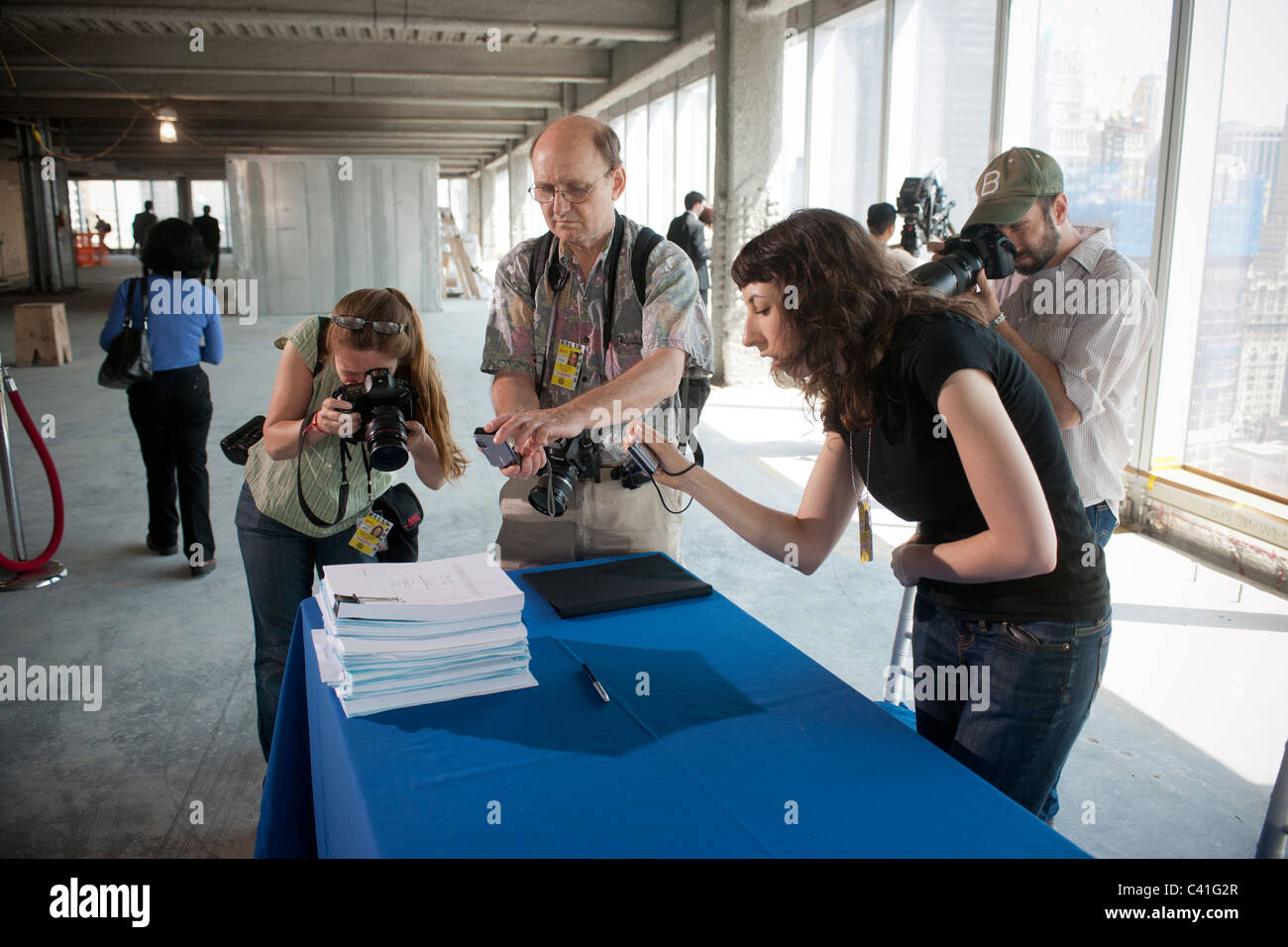Los fotógrafos fotografiar el contrato de arrendamiento entre el editor de la revista Conde Nast y la Autoridad Portuaria de NY&NJ Foto de stock