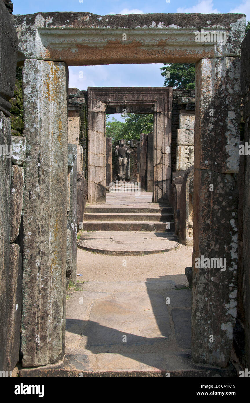Los marcos de las puertas de piedra del siglo XIII Hatadage en el  Cuadrángulo Polonnaruwa Triángulo Cultural de Sri Lanka Fotografía de stock  - Alamy