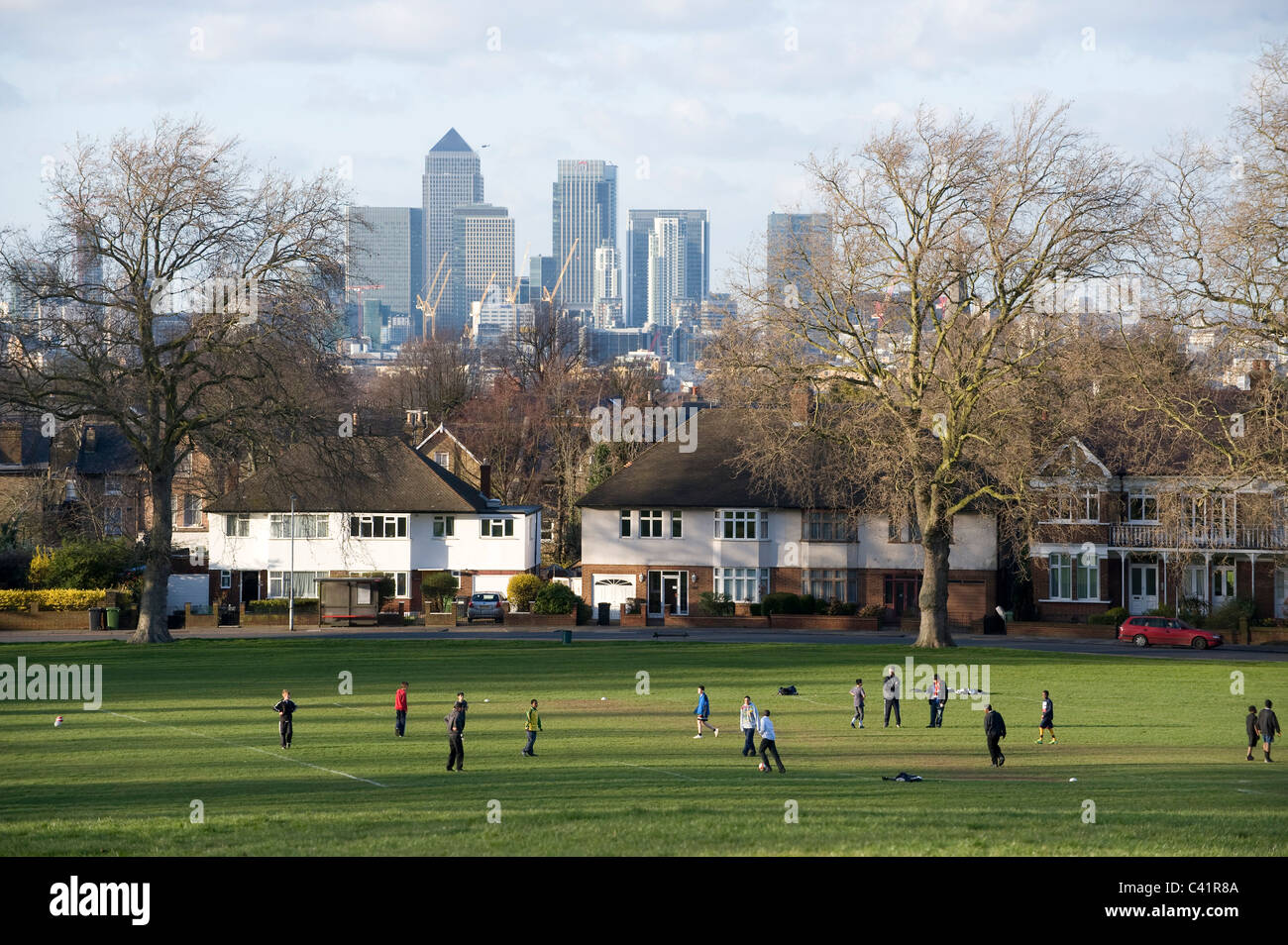 Los niños que disfrutan de un juego de fútbol en el parque local en los suburbios de Lewisham, Inglaterra. Foto de stock