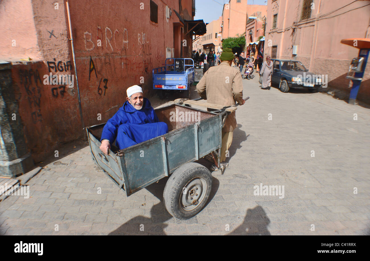 Viejo hombre transportado en un carro, Marrakech, Marruecos Foto de stock