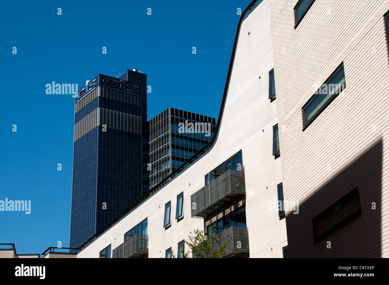 CIS Building (antigua sede de la Sociedad Cooperativa de Seguros), Manchester, Inglaterra, Reino Unido, con el bloque Premier Apartments en primer plano. Foto de stock