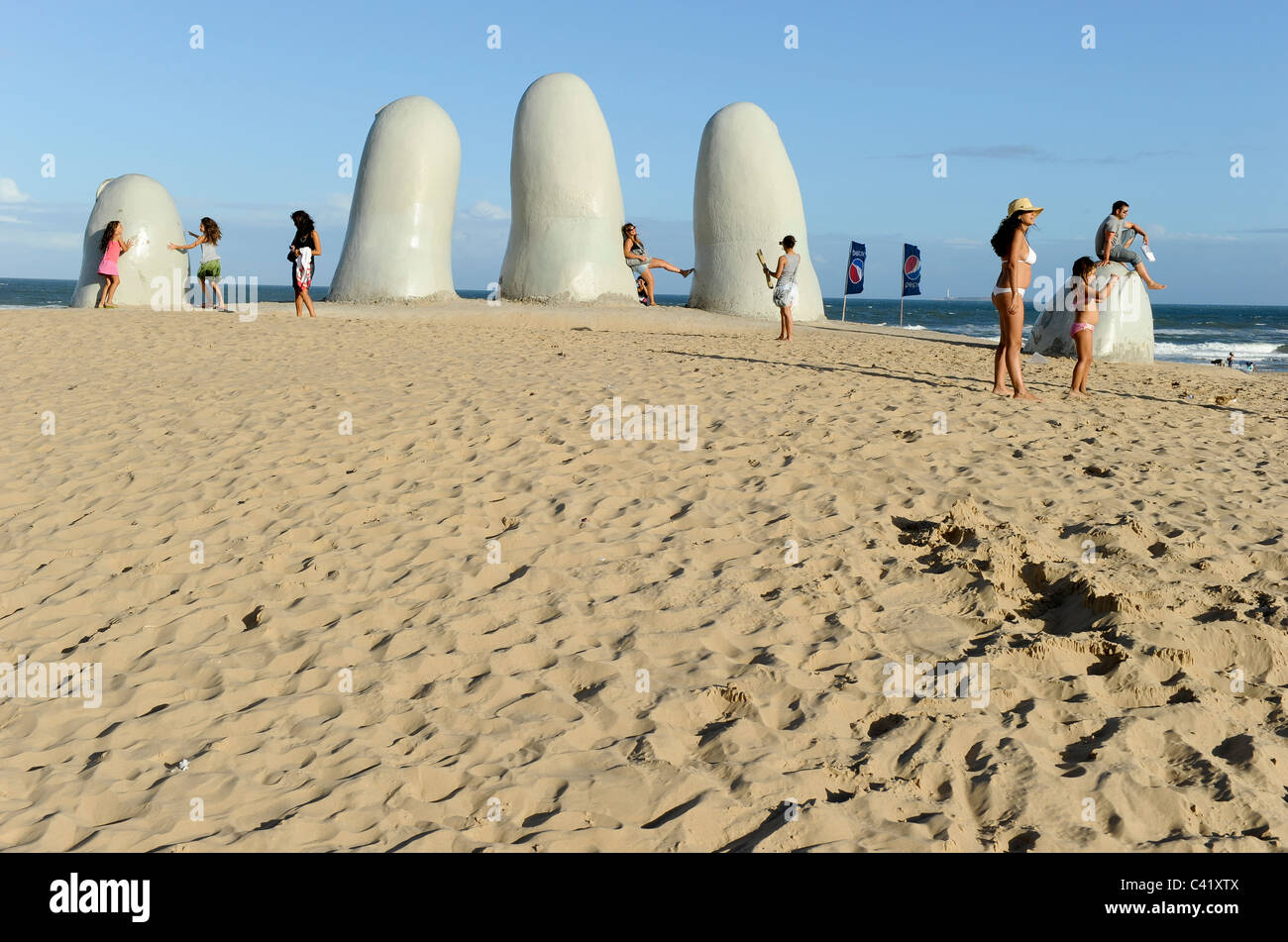 Punta del Este, Uruguay, la escultura "Los dedos" los dedos de una mano en la playa. Foto de stock