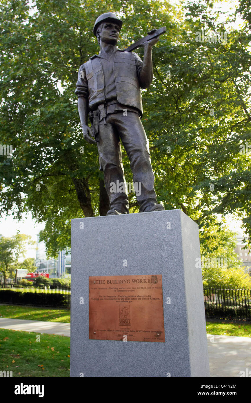 Trabajador de construcción estatua de bronce celebrar las vidas de los trabajadores muertos en la construcción de Tower Hill, Londres. Foto de stock