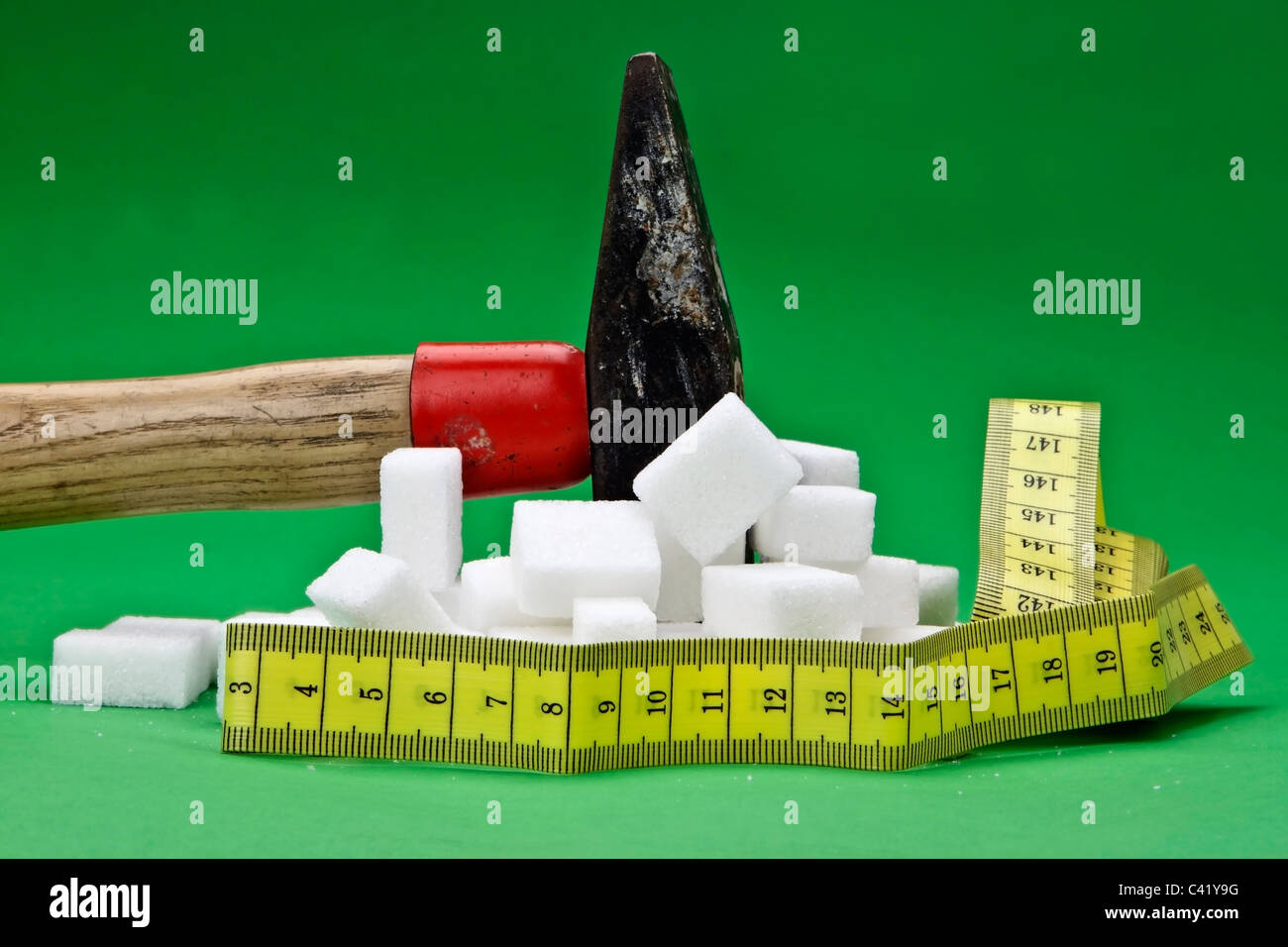 Un martillo que perturba terrones de azúcar para una alimentación más saludable en el futuro Foto de stock