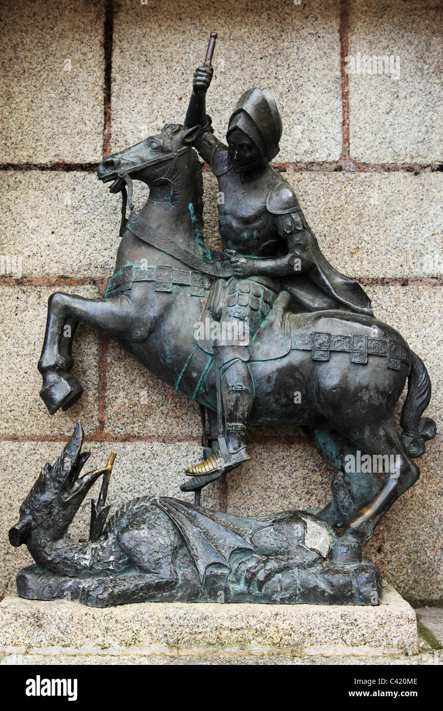 La estatua de San Jorge matando al dragón en Cáceres, Extremadura, España  Fotografía de stock - Alamy