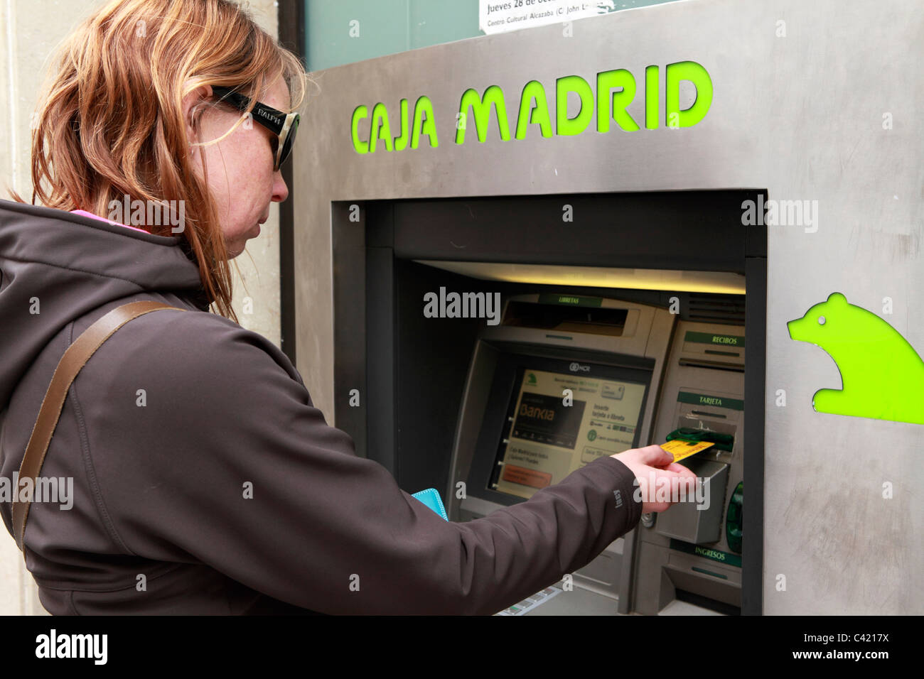Una mujer en un cajero automático del banco Caja Madrid en Mérida, en el  distrito de Extremadura España Fotografía de stock - Alamy