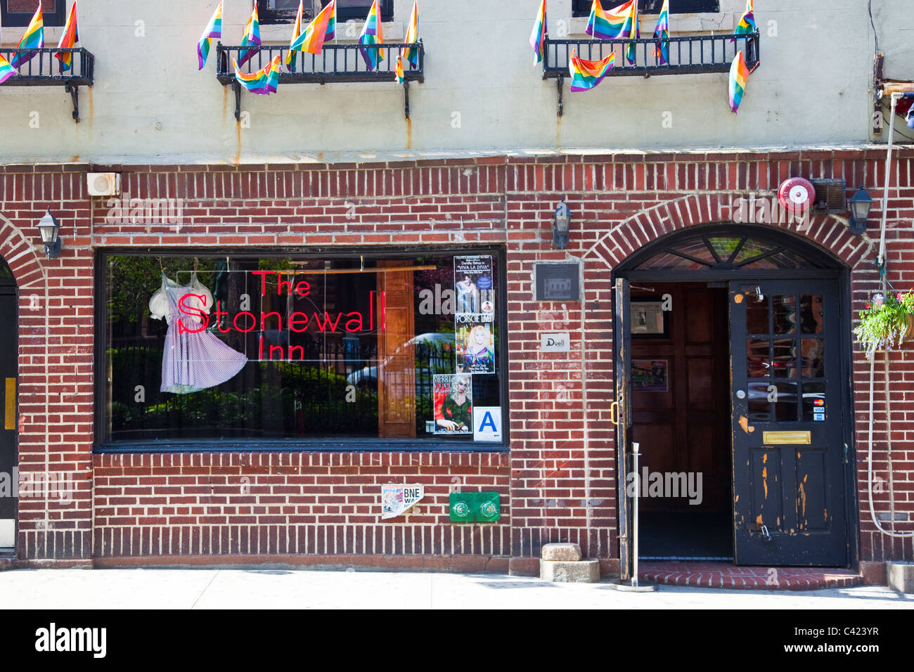 El Stonewall Inn Historic gay bar en Greenwich Village, Manhattan, Nueva York Foto de stock