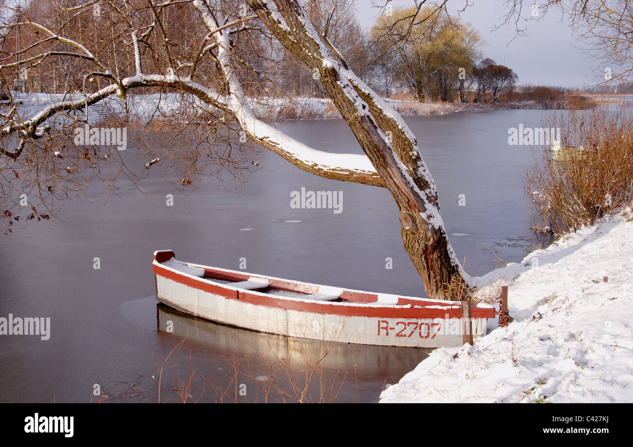 La primera nieve y hielo en el río y en el barco. Foto de stock
